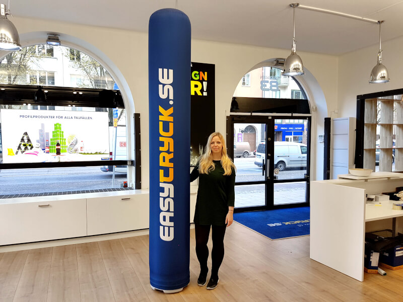 En av våra egna reklampelare (280 cm hög)