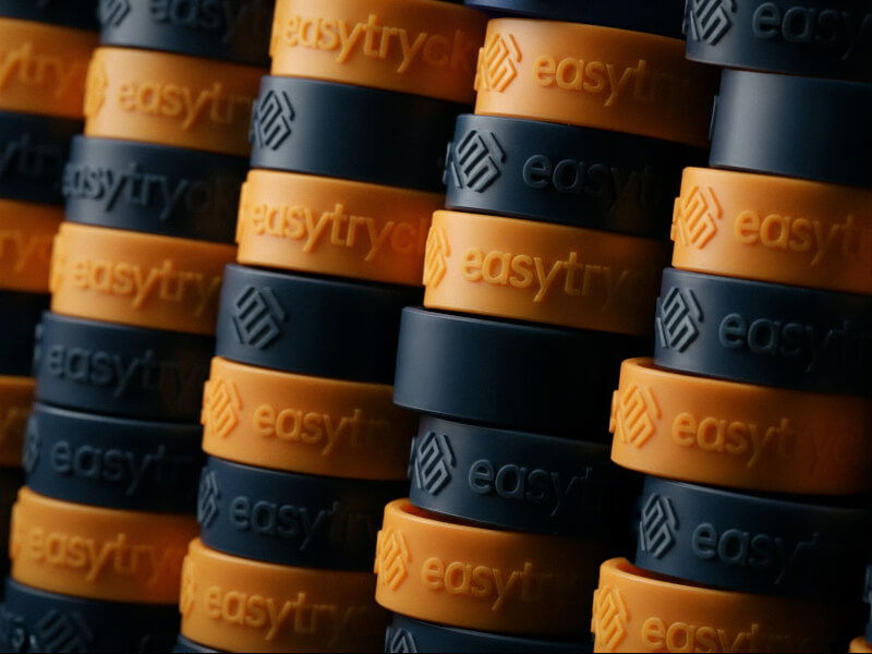 Gummiarmband med präglad logo