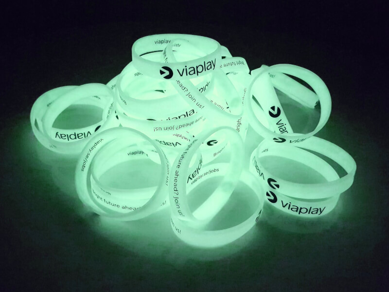 Fluorescerande gummiarmband till Viaplay
