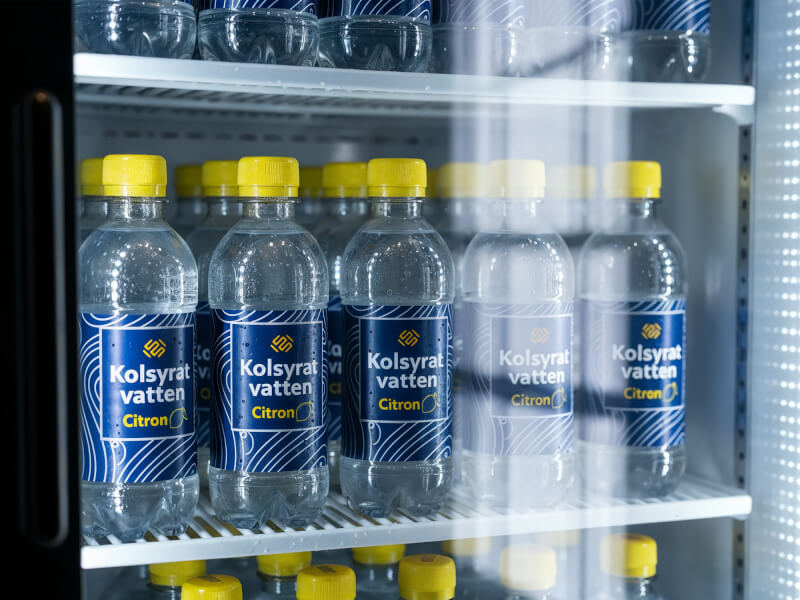 Kolsyrat vatten 33 cl med smak av citron eller päron.