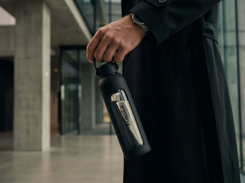 Polestar-logotyp i tampotryck - närbild på Vattenflaska Tide
