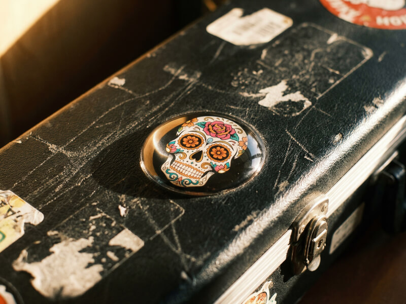 3D dome-klistermärke applicerad på gitarrfodral som visar hållbarhet och blank epoxyfinish