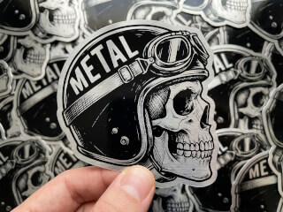 Stansad klistermärke i borstad metall med detaljerat tryck på vit bakgrund