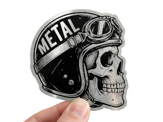 Stansad klistermärke i borstad metall med detaljerat tryck på vit bakgrund