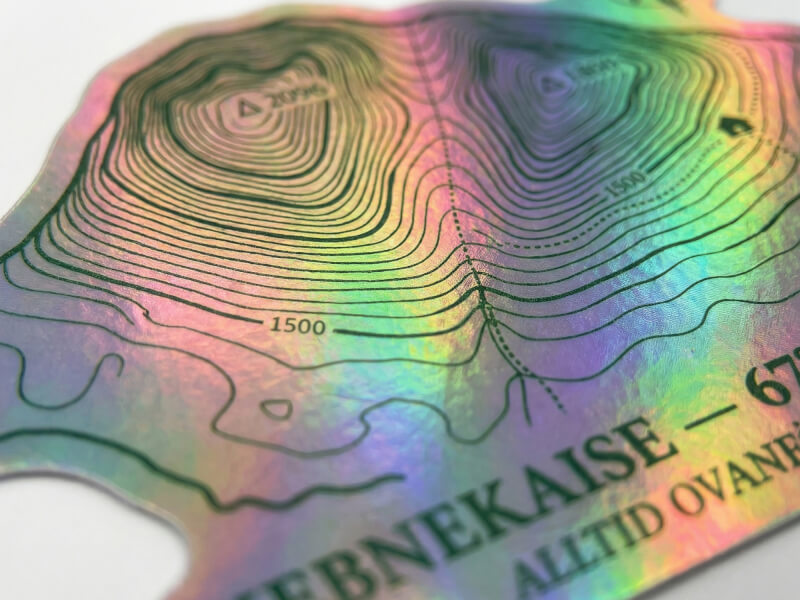 Makronärbild av hologramklistermärke som visar regnbågsskimmer och skarp tryckkvalitet