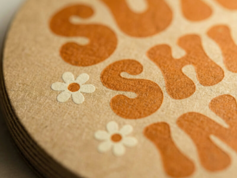 Makronärbild av kraftpappersklistermärke som visar naturlig fibertextur och skarp tryckkvalitet