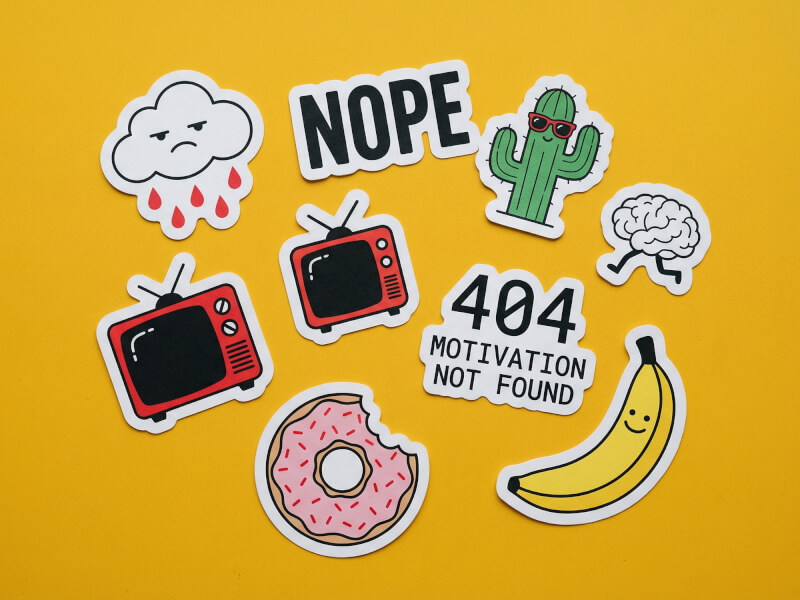 Kollektion av färgglada pappersklistermärken med illustrationer på gul bakgrund