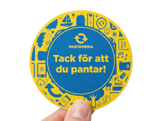 Runt pappersklistermärke med pantamera budskap på vit bakgrund