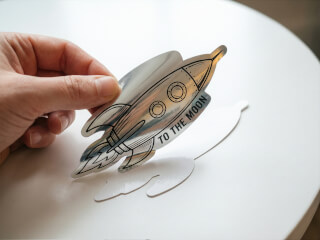 Spegelklistermärken med eget tryck och reflekterande kromyta