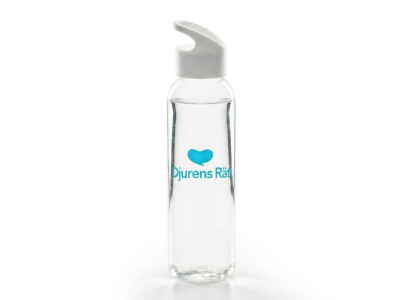 Transparent vattenflaska med ljusturbos flip-lock och vit flip-pip, turkos logotyp för Djurens Rätt på vit bakgrund