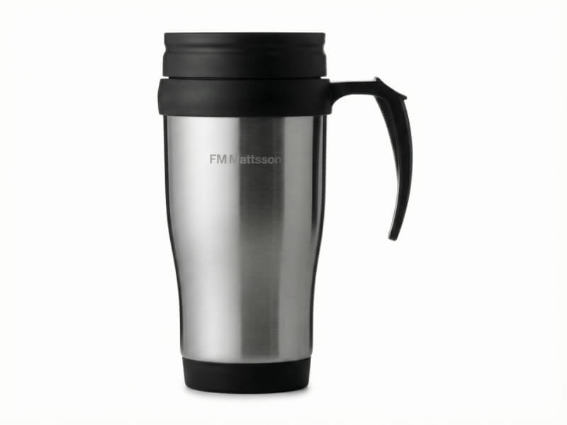 Termosmugg Sanibel i borstat rostfritt stål med svart handtag, lock och bas, prydd med en diskret lasergraverad företagslogotyp mot vit bakgrund.