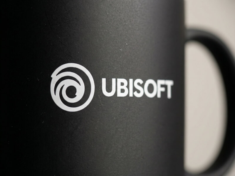 Närbild av en svart matt kaffemugg av modellen Chalky med vit tryckt Ubisoft-logotyp.