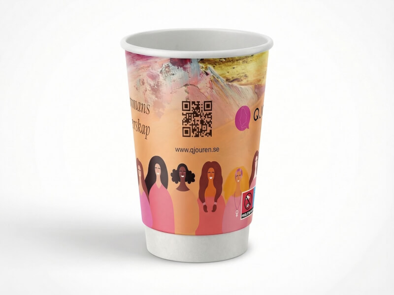 Dubbelväggig pappersmugg 48 cl med färgglatt digitaltryck, QR-kod och illustrationer av kvinnor mot en vit bakgrund.