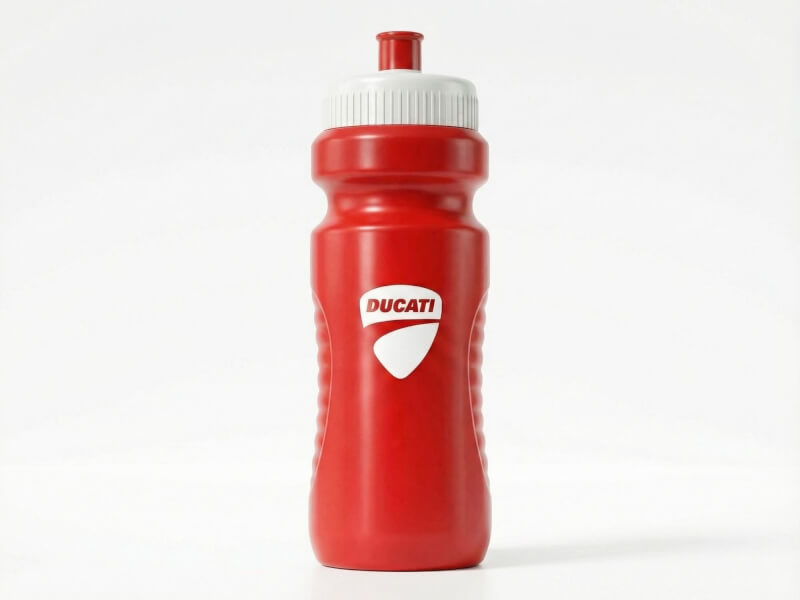 Röd sportflaska med räfflat grepp, rött lock, vit pip och en sköldformad vit Ducati-logotyp på vit bakgrund