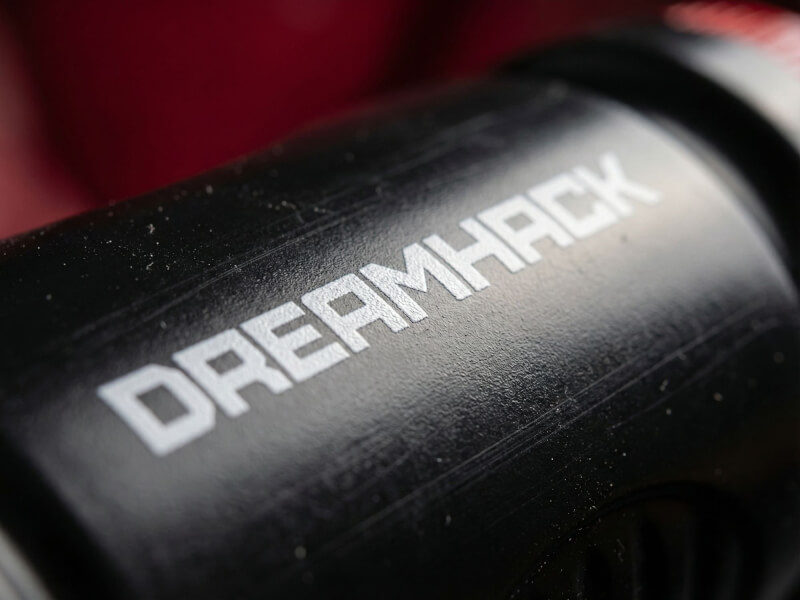 Närbild på texten Dreamhack tryckt i vitt på en texturerad matt svart sportflaska