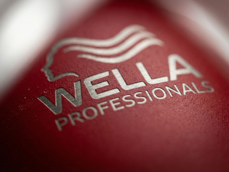 Närbild på en lasergraverad logotyp på en matt röd Termosflaska Thor 510, som vackert framhäver den underliggande ytan i rostfritt stål.