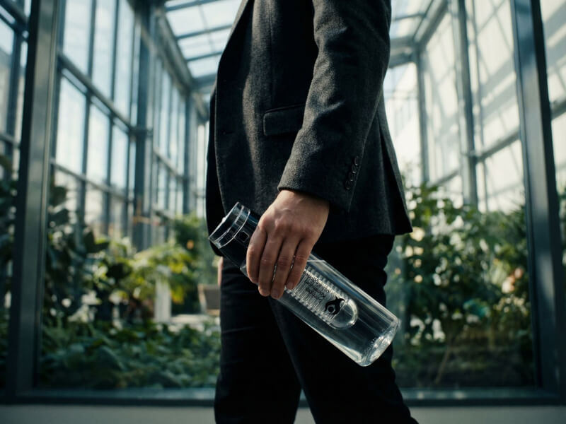 Vattenflaska Agave med SKR-tryck fotograferad på kontorsskrivbord i mötesrum