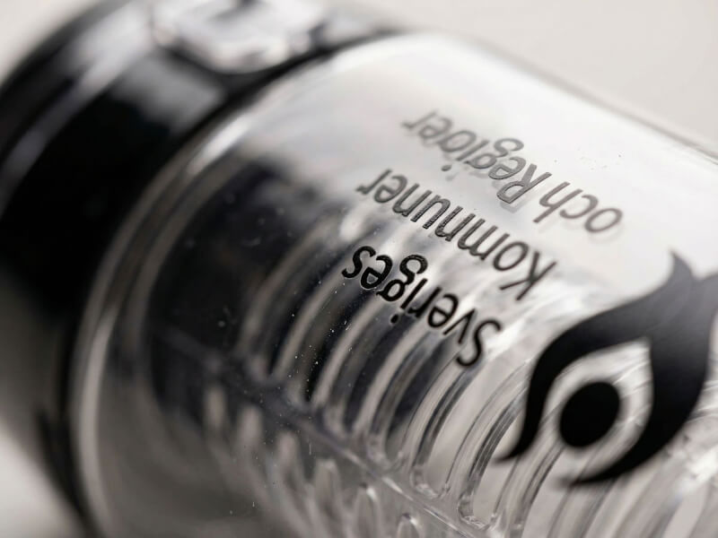 Detaljbild av tampotryckt SKR-logotyp på Vattenflaska Agave