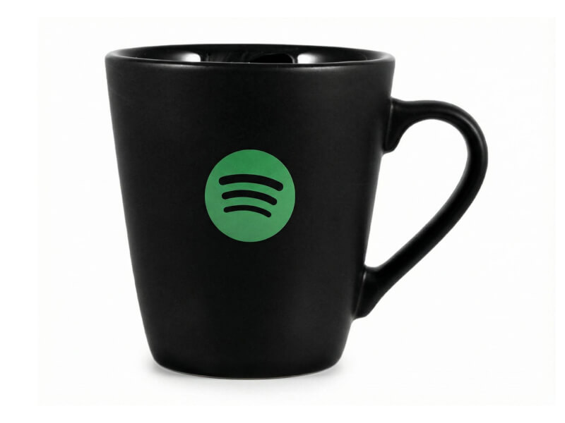 Svart matt stengodsmugg modell Freja med grönt Spotify-logotryck isolerad mot vit bakgrund