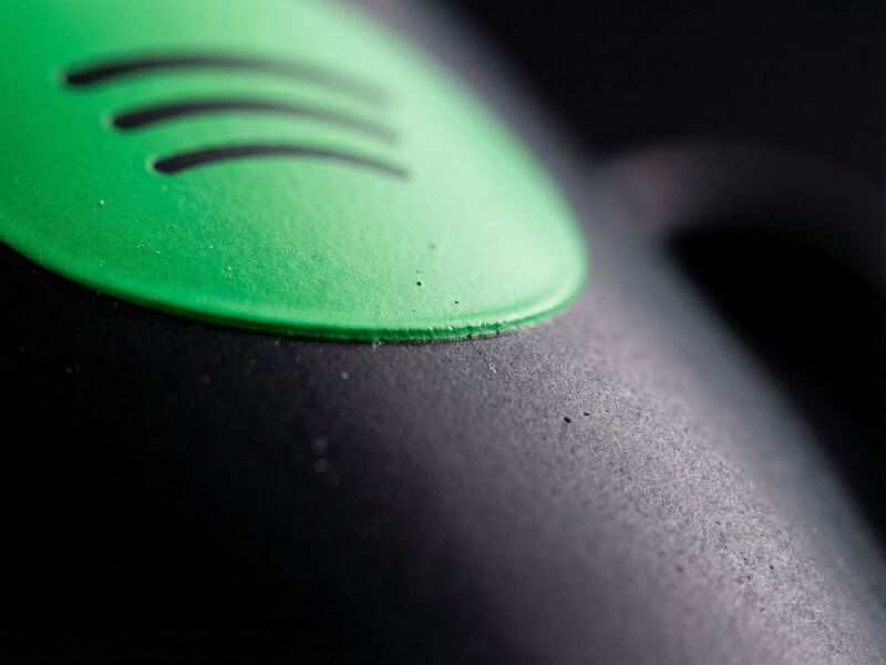 Närbild på en svart stengodsmugg Freja med matt finish och en tydlig, grön Spotify-logotyp applicerad med tryck.