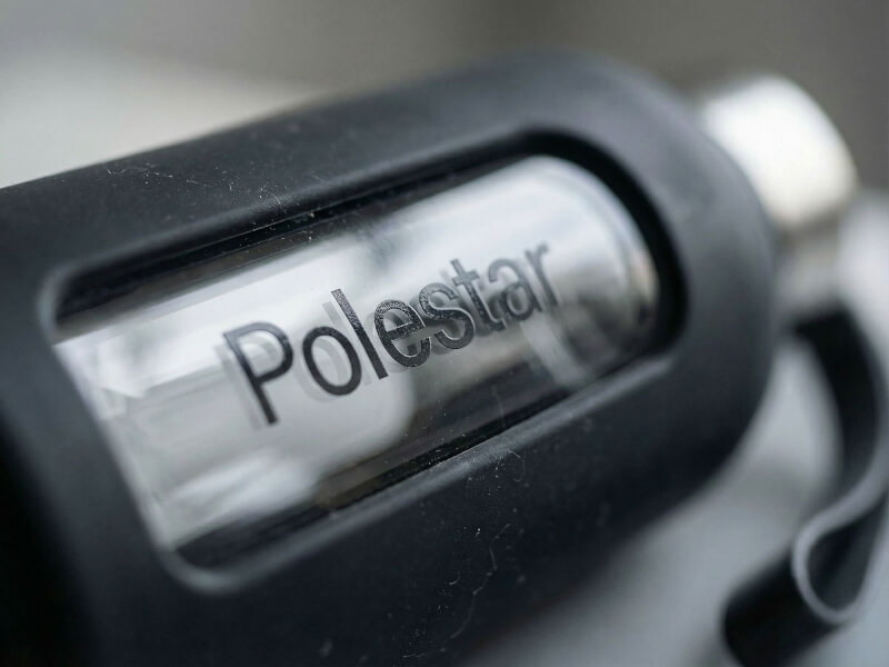 Polestar-logotyp i tampotryck - närbild på Vattenflaska Tide