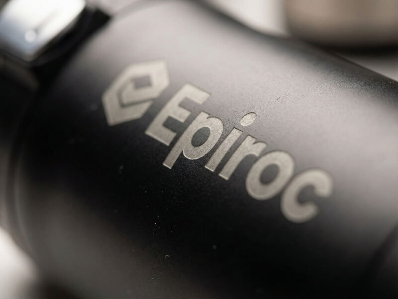 Närbild av en mattsvart termosmugg Easy med Epiroc-logotyp utförd med laserprägling för en elegant finish.