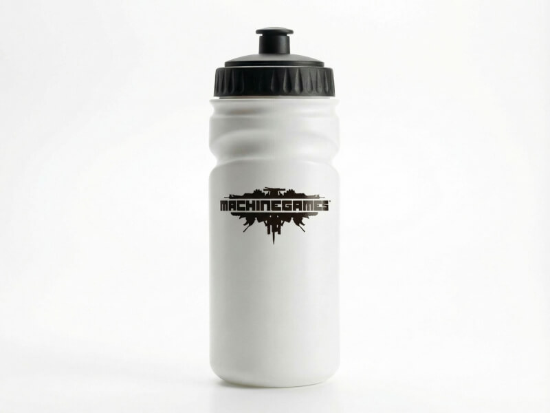 Vit sportflaska med svart lock och pip, svart MachineGames-logotyp på vit bakgrund