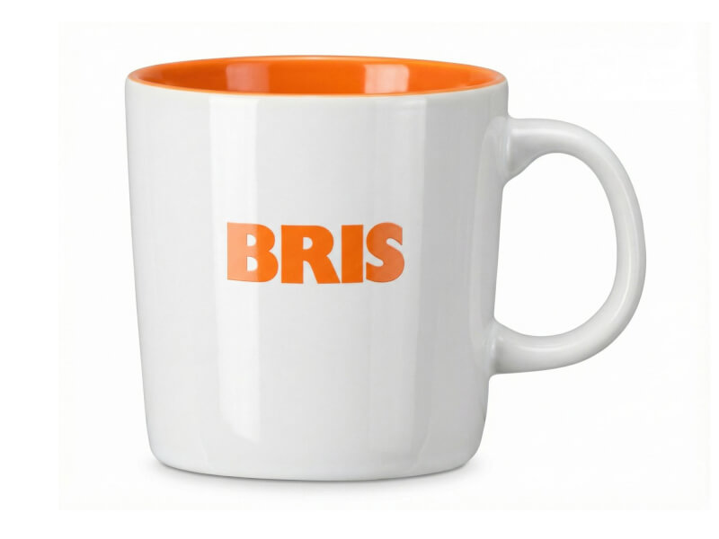 Stengodsmugg Emma med blank vit utsida och orange insida, prydd med en orange logotyp för Bris.