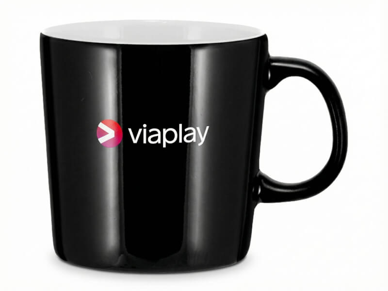 Stengodsmugg Emma i blank svart färg med vitt tryck av Viaplay-logotypen, isolerad mot vit bakgrund.