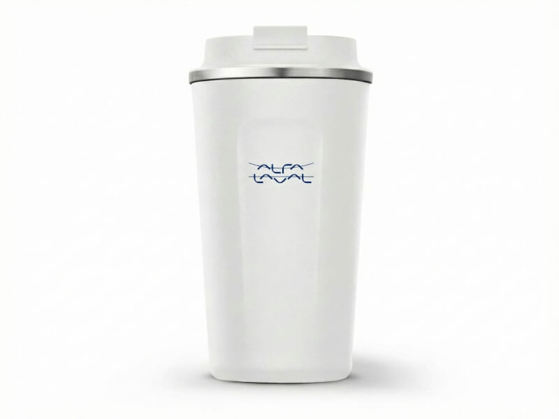 Vit termosmugg Thor 500 med matt finish och Alfa Laval-logotyp tryckt i blått, stående på vit bakgrund.