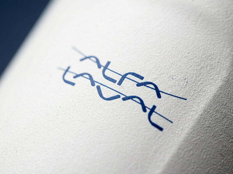 Närbild av en vit termosmugg Thor 500 med en blå Alfa Laval-logotyp tryckt med tampotryck på den texturerade, matta ytan.