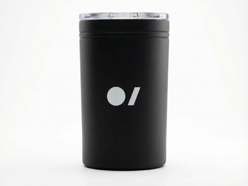 Svart termosmugg Pika med matt finish och ett vitt tryckt logotyp, isolerad mot vit bakgrund.