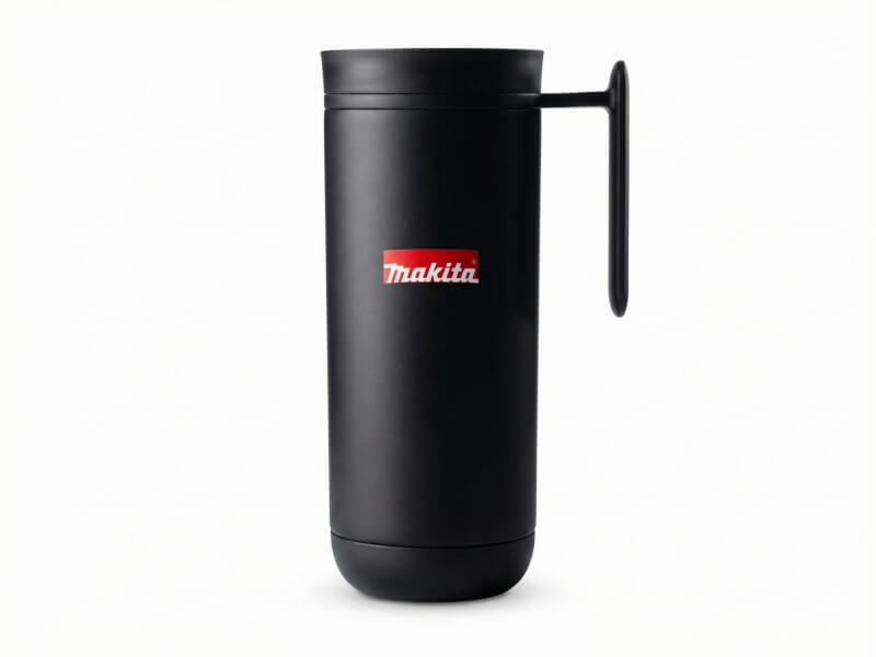 Svart matt termosmugg Clik med Makita-logotyp tryckt på framsidan, isolerad mugg med handtag mot vit bakgrund.