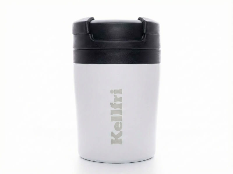 Vit matt termosmugg Mini med svart lock och lasergraverad Kellfri-logotyp mot vit bakgrund.
