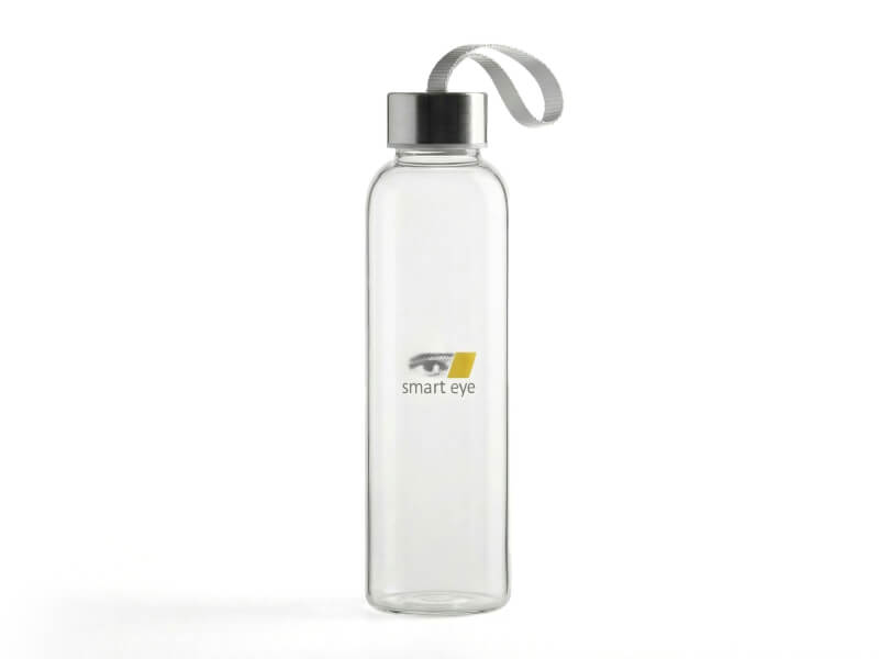 Transparent vattenflaska med grå bärögla i lock och Smart Eye-logotyp i grått och gult på vit bakgrund