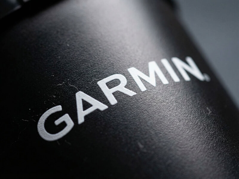 Närbild av en mattsvart Shaker Pro med en vit Garmin-logotyp applicerad genom tydligt tryck, vilket visar produktens högkvalitativa struktur.