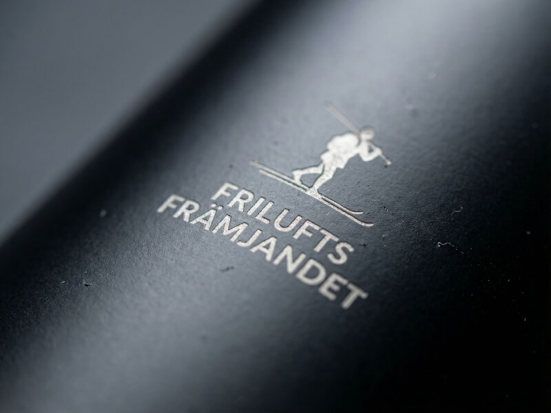 Närbild på en svart vattenflaska Pacific Matt med matt yta och lasergraverad Friluftsfrämjandet-logotyp.