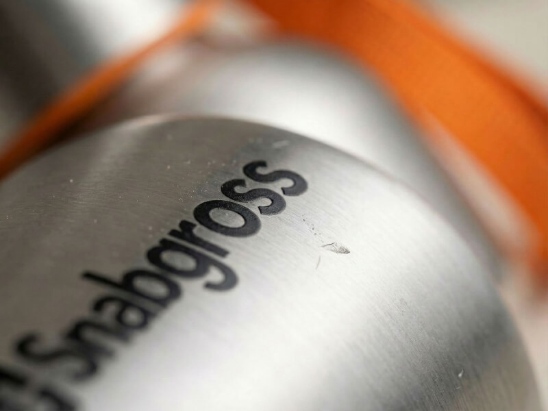 Axfood Snabbgross-logotyp i tampotryck - närbild på rostfritt stål Vattenflaska Drop