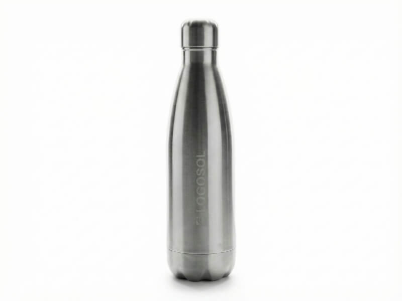 Blank silverfärgad termosflaska i klassisk bowling-form med en vertikal och diskret lasergravyr för Logosol på vit bakgrund