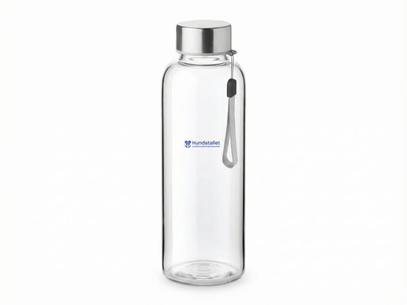 Enkel transparent glasvattenflaska med silverlock och grå bärögla, med en liten blå logotyp för Hundstallet centrerad på vit bakgrund