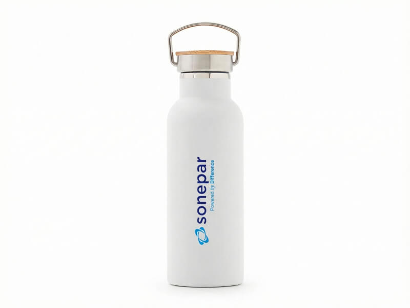 Matt vit Termosflaska Miles med rostfritt lock, bambudetalj, metallögla och vertikalt blått färgtryck av logotyp mot en vit bakgrund.