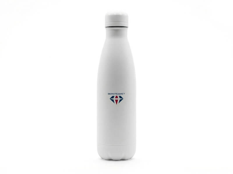 Vit, smidig flaskformad termos med Bergteamet-logotyp i blått och rött tryckt på mitten, vit bakgrund
