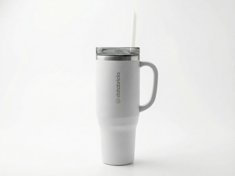 Vit matt termosmugg Melbourne med handtag och sugrör, försedd med laserngraverad Databricks-logotyp mot en ren vit bakgrund.