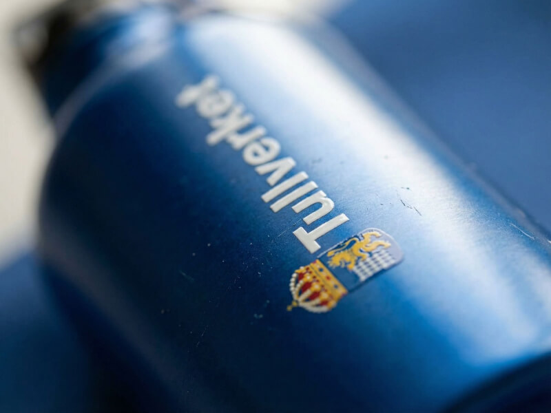 Detaljbild av digitaltryckt Tullverket-logotyp på Billig Metallflaska i blå
