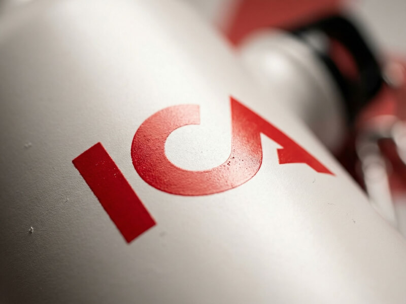 Ica-logotyp i tampotryck - närbild på vit Billig Metallflaska XL